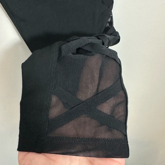 Yummie Signature Criss Cross Mesh Leggings - Picture 3 of 10